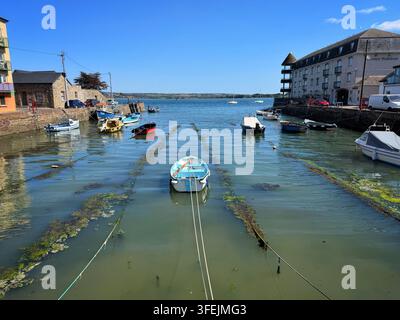 Petits bateaux amarrés dans un port à Youghal, comté de Cork, Irlande. Banque D'Images