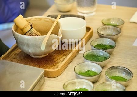 Préparation d'une cérémonie du thé vert matcha avec des outils traditionnels Banque D'Images
