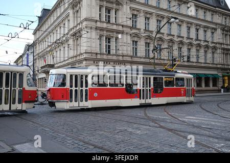 Prague, République tchèque ; 17 mai 2026 : Un tramway historique passe devant le Café Slavia sur le Smetanovo nábřeží Banque D'Images