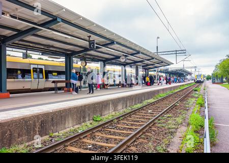 Des gens attendant sur un quai l'arrivée du train Banque D'Images