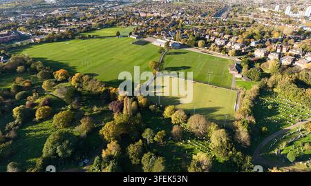 Vue aérienne des terrains sportifs de l'University College School à West Hampstead, Londres, montrant les terrains de sport scolaires à côté du cimetière de Hampstead. Banque D'Images