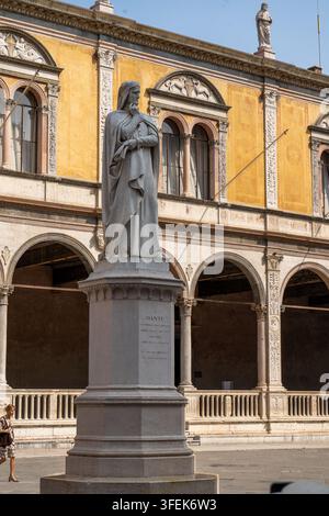 Statue de Dante Alighieri sur la Piazza dei Signori à Vérone, Italie, avec des palais historiques. Vérone, Italie - 25 juin 2026 Banque D'Images