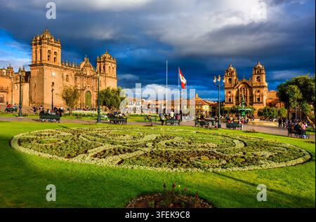 Plaza de Armas, la place centrale de la vieille ville de Cusco, au Pérou, avec ses célèbres monuments historiques, la cathédrale de Cuzco et l'église jésuite, sous un éclairage dramatique Banque D'Images