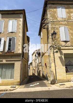 Ruelle étroite entre des maisons en pierre traditionnelles aux fenêtres voûtées, Gers, Lectoure, France Banque D'Images
