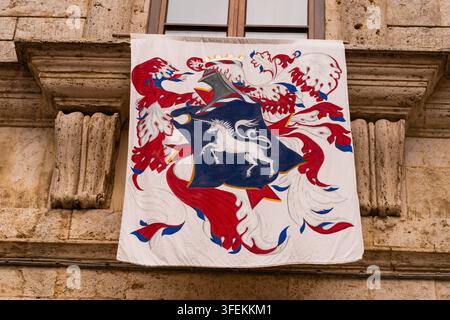 Bannière héraldique avec emblème de licorne sur la façade d'un bâtiment historique Banque D'Images