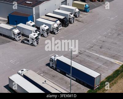 Vue aérienne d'un centre logistique montrant de nombreux camions garés à un terminal de fret. Banque D'Images