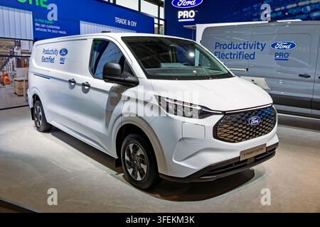 Camionnettte électrique Ford E-Transit Custom au Salon de l'automobile IAA Transportation de Hanovre. Allemagne - 16 septembre 2024 Banque D'Images