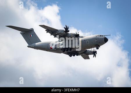 Avion de transport Airbus A400M de l'armée de l'air française en démonstration au Salon de l'aéronautique de Paris. Le Bourget, France - 16 juin 2025 Banque D'Images