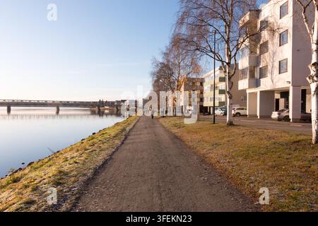 Bord de la rivière Kemijoki dans la ville de Rovaniemi. Laponie, Finlande. Banque D'Images