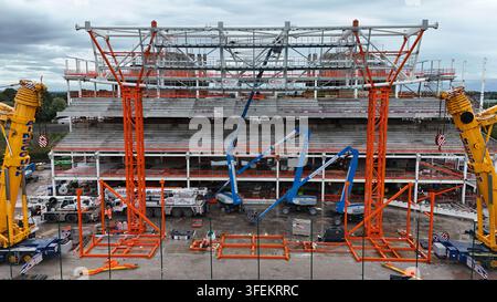 Une photographie aérienne par drone capturant un grand exploit d'ingénierie à STōK Cae Ras, le domicile de Wrexham AFC. Des grues mobiles lourdes soulèvent l'acier massif Banque D'Images
