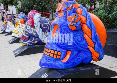 Une exposition de crânes géants décorés par des artistes célébrant le festival annuel du Jour des Morts Plaza de la Révolution, le 31 octobre 2022 à Mexico, Mexique. Le Jour des Morts est une fête traditionnelle célébrée dans tout le Mexique pour se souvenir de ceux qui sont morts de manière amusante et festive. Banque D'Images