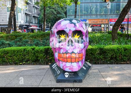 Une exposition de crânes géants décorés par des artistes célébrant le festival annuel de la Journée des Morts dans la zone de Reforma, le 1er novembre 2022 à Mexico, au Mexique. La Journée des Morts est une fête traditionnelle célébrée à travers le Mexique pour se souvenir de ceux qui sont décédés de manière amusante et festive. Banque D'Images