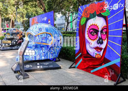 Une exposition de crânes géants décorés par des artistes célébrant le festival annuel de la Journée des Morts dans la zone de Reforma, le 1er novembre 2022 à Mexico, au Mexique. La Journée des Morts est une fête traditionnelle célébrée à travers le Mexique pour se souvenir de ceux qui sont décédés de manière amusante et festive. Banque D'Images
