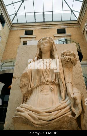 Vue en contre-plongée de l'ancienne statue romaine de l'impératrice Livia à l'intérieur du Musée Archéologique National, Madrid, Espagne Banque D'Images