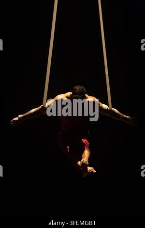 Cirque du Soleil KURIOS – Cabinet of Curiosities joue à L'Hospitalet de Llobregat, Barcelone, Espagne Crédit : cristian Rodriguez nuñez/Alamy Live News Banque D'Images