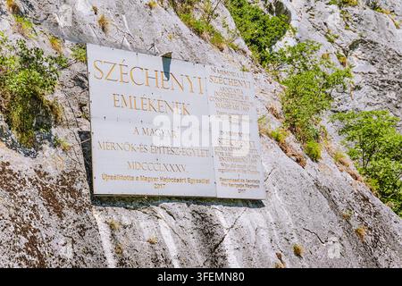 10 juillet 2026, Portes de Fer, Goulet de la Donau, frontière Serbie-Roumanie : Plaque commémorative Szechenyi fixée sur une paroi rocheuse calcaire abrupte au-dessus de la rivière, honore Banque D'Images