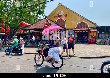 Touristes et habitants marchant devant le marché de Hoi An sous un jour lumineux, vieille ville de Hoi An, Vietnam, le 1er avril 2026 Banque D'Images
