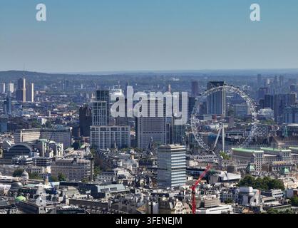 Vue aérienne par drone de Londres survolant St James en direction de la South Bank Banque D'Images