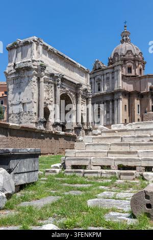 Arc de Septime Sévère et église Santi Luca et Martina, Forum romain, Rome, Italie Banque D'Images