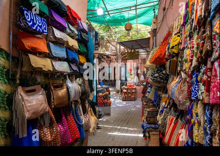 Sacs traditionnels en cuir et textile fabriqués à la main exposés dans une ruelle étroite du bazar marocain Banque D'Images
