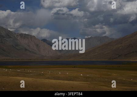 District de Ghizer, Pakistan. 04 sep., 2026. Le lac Shandur s’étend sous les crêtes montagneuses couvertes de nuages dans le district de Ghizer, Gilgit-Baltistan, Pakistan, le 4 septembre 2026. Le département du tourisme de Gilgit-Baltistan inclut le col de Shandur, la vallée de Hundarap et la vallée de Langar parmi les destinations touristiques et les zones de loisirs du district de Ghizer. (Photo par Zubair Abbasi/Middle East Images/StringersHub/Sipa USA) Crédit : Sipa USA/Alamy Live News Banque D'Images