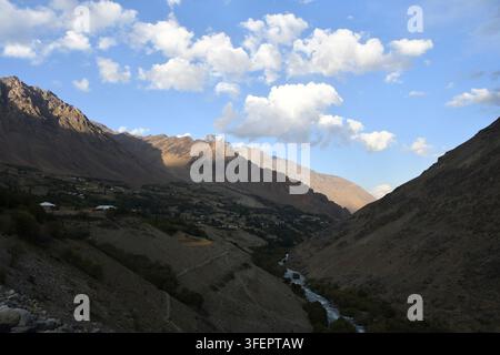 District de Ghizer, Pakistan. 04 sep., 2026. Un ruisseau serpente devant une colonie montagneuse dans la vallée de Hundarap, district de Ghizer, Gilgit-Baltistan, Pakistan, le 4 septembre 2026. Le département du tourisme de Gilgit-Baltistan cite le col de Shandur, la vallée de Hundarap et la vallée de Langar parmi les destinations touristiques et les zones de loisirs du district de Ghizer. (Photo de Zubair Abbasi/Middle East Images/StringersHub/Sipa USA) Crédit : Sipa USA/Alamy Live News Banque D'Images