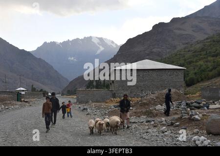 District de Ghizer, Pakistan. 04 sep., 2026. Des gens accompagnent des chèvres le long d'une route rocheuse dans une colonie montagneuse du district de Ghizer, Gilgit-Baltistan, Pakistan, le 4 septembre 2026. Le département du tourisme de Gilgit-Baltistan recense le col de Shandur, la vallée de Hundarap et la vallée de Langar parmi les destinations touristiques et les zones de loisirs du district de Ghizer. (Photo de Zubair Abbasi/Middle East Images/StringersHub/Sipa USA) Credit : Sipa USA/Alamy Live News Banque D'Images
