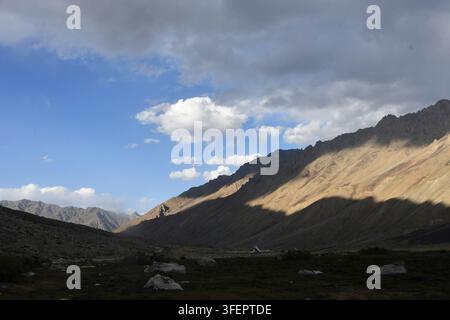 District de Ghizer, Pakistan. 04 sep, 2026. La lumière du soleil et l’ombre tombent sur les pentes rocheuses des montagnes au-dessus de la vallée de Langar dans le district de Ghizer, Gilgit-Baltistan, Pakistan, le 4 septembre 2026. Le département du tourisme de Gilgit-Baltistan inclut le col de Shandur, la vallée de Hundarap et la vallée de Langar parmi les destinations touristiques et les zones de loisirs du district de Ghizer. (Photo de Zubair Abbasi/Middle East Images/StringersHub/Sipa USA) Crédit : Sipa USA/Alamy Live News Banque D'Images