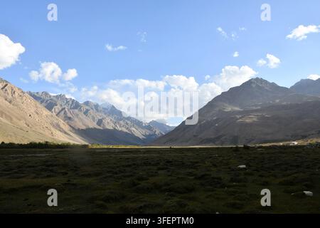 District de Ghizer, Pakistan. 04 sep, 2026. Des prairies alpines verdoyantes s'étendent à travers la vallée de Langar sous les crêtes des montagnes du district de Ghizer, Gilgit-Baltistan, Pakistan, le 4 septembre 2026. Le département du tourisme de Gilgit-Baltistan répertorie le col de Shandur, la vallée de Hundarap et la vallée de Langar parmi les destinations touristiques et les zones de loisirs du district de Ghizer. (Photo de Zubair Abbasi/Middle East Images/StringersHub/Sipa USA) Crédit : Sipa USA/Alamy Live News Banque D'Images