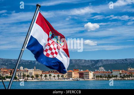 Drapeau croate, avec le front de mer de Split en arrière-plan, dans la vieille ville de Split sur la côte dalmate de Croatie Banque D'Images