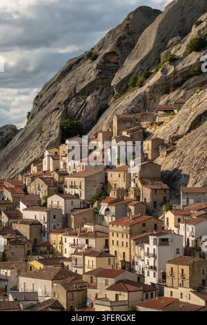 Village de Castelmezzano au coucher du soleil en Basilicate Italie Banque D'Images