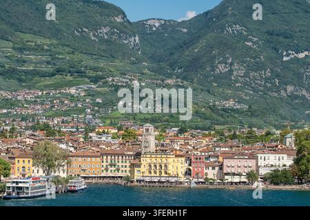 Ville de Riva del Garda au lac de Garde dans le Trentin Italie Banque D'Images