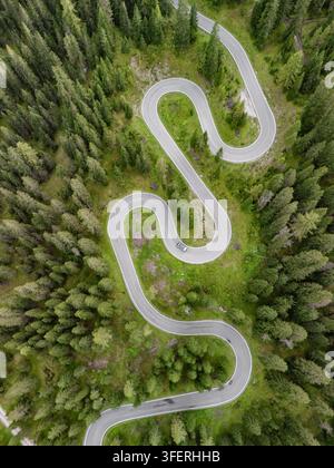 Vue aérienne de la route de montagne sinueuse et de la forêt de sapins à Passo di Giau, Dolomites Banque D'Images