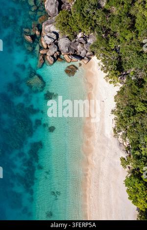 Vue aérienne de Nudey Beach sur Fitzroy Island avec une eau turquoise, de gros rochers de granit, du sable blanc et une végétation luxuriante, près de Cairns, Queensland Banque D'Images