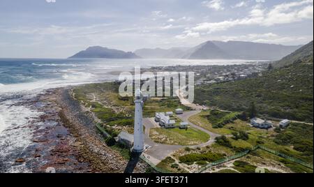 Le Cap, Cap occidental, Afrique du Sud - 03 septembre 2026 : Vue aérienne du phare de Slangkop sur la côte rocheuse de Kommetjie avec l'océan Atlantique Banque D'Images