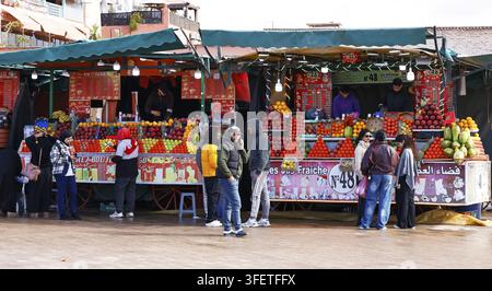 Des gens à des stands vendant des jus de fruits fraîchement pressés et des smoothies sur la place des Mimes, à Marrakech, dans la vieille ville historique de la Médina, site du patrimoine mondial de l'UNESCO Banque D'Images