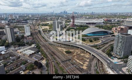 Stratford, Londres, Royaume-Uni - 30 août 2026 : Vue aérienne du parc olympique de Stratford, mettant en vedette le London Stadium, l’ArcelorMittal Orbit, a Banque D'Images