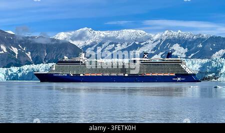Bateau de croisière Celebrity Eclipse naviguant devant le glacier Hubbard et les montagnes enneigées de Disenchantment Bay, Alaska, États-Unis. Banque D'Images