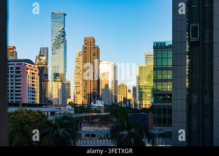 Vue du gratte-ciel King Power Mahanakhon et des bâtiments modernes environnants dans la ligne d'horizon de Bangkok au coucher du soleil à Bangkok, Bangkok, Thaïlande. Banque D'Images