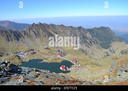 Vue panoramique du lac Balea et du chalet de montagne dans les montagnes de Făgăraş le long de la route Transfăgărăşana, Carpates du Sud, Roumanie Banque D'Images