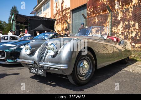 Roadster Jaguar XK120 de 1951, exposé lors de la Grande Journée Jaguar britannique organisée à Bicester Motion le 23 mai 2026. Banque D'Images