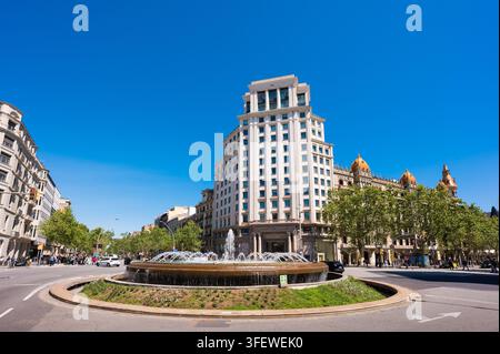 Fontaine monumentale au Passeig de Gracia à Barcelone Banque D'Images