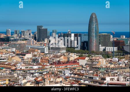 Paysage urbain de Barcelone avec de grands immeubles de bureaux et la mer Méditerranée à l'horizon Banque D'Images