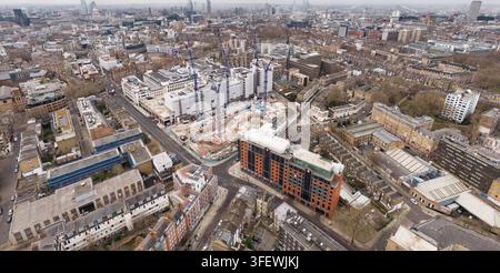 Vue aérienne vers le centre postal de Mount Pleasant à Londres, montrant un redéveloppement urbain actif et de la construction avec des grues Banque D'Images