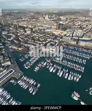 Les bateaux s'amarrent au Sutton Harbour à Plymouth, dans le Devon, offrant une marina sécurisée pour les navires du sud-ouest de l'Angleterre. Banque D'Images