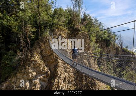 Le pont suspendu Joli enjambant la gorge Joli le long du sentier de randonnée à Niedergesteln, dans le canton du Valais, Suisse. Banque D'Images