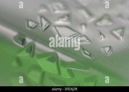 Grossissement de verre émeraude vert avec des structures cristallines Banque D'Images