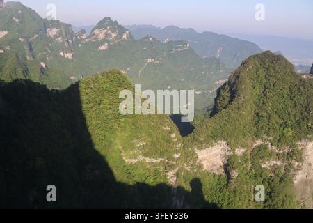 Prise de la téléphérique de Tianmenshan avec vue panoramique sur les pics karstiques spectaculaires et la forêt ancienne du parc national de Tianmen Mountain, Zhangjiajie Banque D'Images