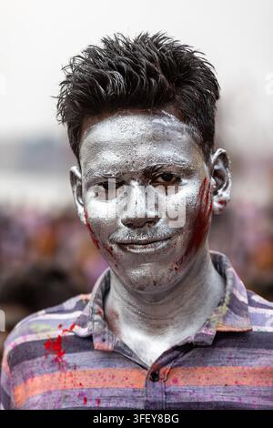 Un homme couvert de poudre colorée pendant les célébrations de Holi à Varanasi, Uttar Pradesh, en Inde. Banque D'Images