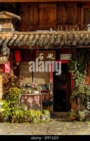 Façade de boutique d'artisanat traditionnel avec enseigne en bois sculpté, vieille ville de Shaxi, Yunnan, Chine Banque D'Images